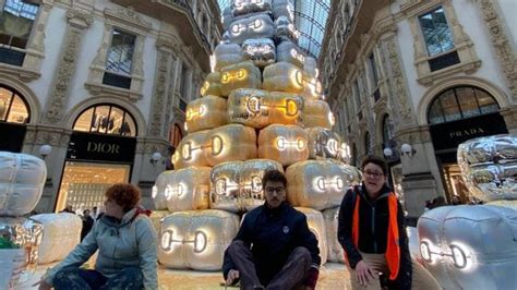 Vernice arancione sull’albero di Gucci in Galleria Vittorio 